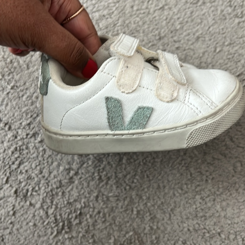 Toddler Veja Sneakers (good condition) sz 7